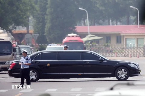 Chiếc xe được cho là chở nhà lãnh đạo Triều Tiên Kim Jong-un rời sân bay quốc tế Bắc Kinh, Trung Quốc ngày 19/6. (Nguồn: Ảnh: Yonhap/TTXVN)