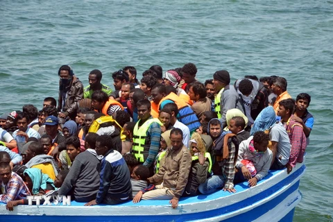 Người di cư tới cảng ở Ben Guerdanem, Tunisia sau khi được cứu trên biển ngoài khơi Libya. (Nguồn: AFP/TTXVN)