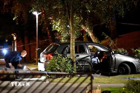 Cảnh sát điều tra tại hiện trường vụ nổ súng ở Malmo ngày 18/6. (Nguồn: Reuters/TTXVN)