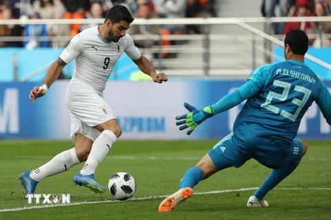 Pha cản phá của thủ môn Ai Mohamed Elshenawy (phải) trước pha bóng của cầu thủ Uruguay Luis Suarez trong trận đấu. (Nguồn: THX/TTXVN)