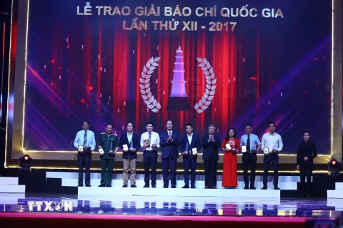 Chủ tịch nước Trần Đại Quang và đồng chí Trần Quốc Vượng, Ủy viên Bộ Chính trị, Thường trực Ban Bí thư trao Giải A cho các tác giả có tác phẩm đoạt giải. (Ảnh: Minh Quyết/TTXVN)