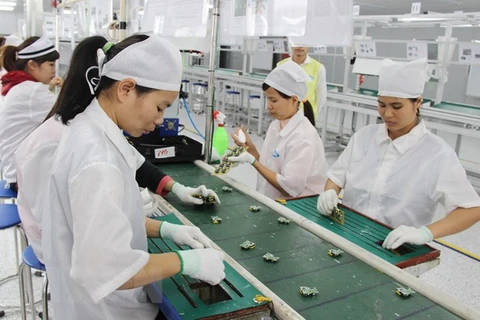 Sản xuất phụ kiện điện thoại di động tại một doanh nghiệp 100% vốn Hàn Quốc tại Thái Nguyên. (Nguồn: TTXVN)