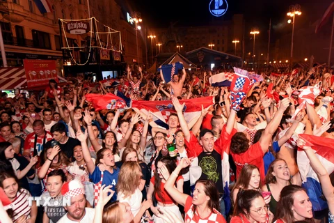 Các cổ động viên Croatia ăn mừng chiến thắng đầy bất ngờ của đội nhà. (Ảnh: AFP/TTXVN)