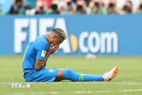 Sau chiến thắng nhọc nhằn ở những phút bù giờ trước Costa Rica, ngôi sao Neymar đã ôm mặt khóc trên sân cỏ. (Nguồn: THX/TTXVN)