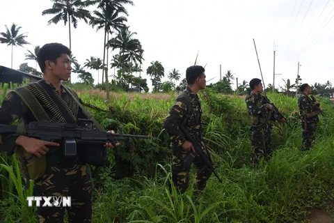 Các binh sỹ Philippines gác ở ngoại ô Marawi thuộc đảo Mindanao, miền nam Philippines. (Nguồn: AFP/TTXVN)