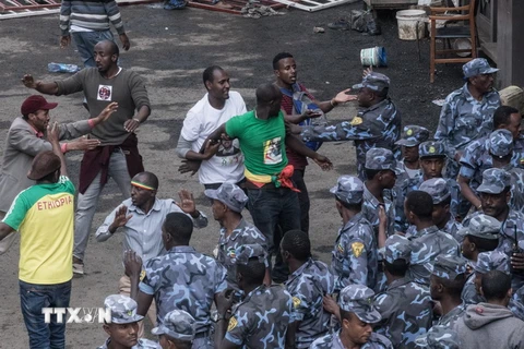 Cảnh sát Ethiopia bắt giữ nghi phạm đánh bom tại quảng trường Meskel, Addis Ababa ngày 23/6. (Nguồn: Ảnh: AFP/TTXVN)