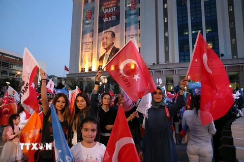 Người dân tập trung tại trụ sở Đảng Công lý và Phát triển cầm quyền, mừng ông Recep Tayyip Erdogan tái đắc cử Tổng thống tại Ankara ngày 24/6. (Nguồn: THX/TTXVN)