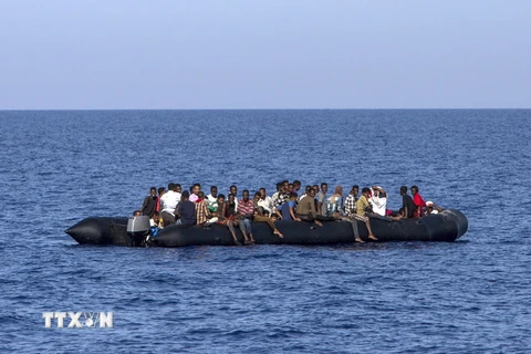 Người di cư chờ cứu hộ trên biển Địa Trung Hải. (Nguồn: AFP/TTXVN)