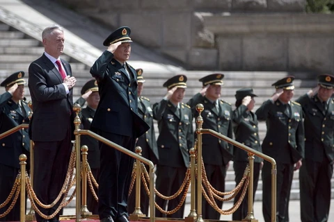 Bộ trưởng Quốc phòng Mỹ Jim Mattis và người đồng cấp Trung Quốc Ngụy Phụng Hòa. (Nguồn: Reuters)