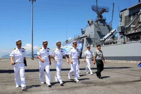 Sỹ quan và thủy thủ tàu Hải quân Hàn Quốc đến thăm thành phố Đà Nẵng năm 2017. (Ảnh minh họa. Trần Lê Lâm/TTXVN)