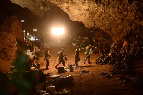 Lực lượng cứu hộ nỗ lực tìm kiếm đội bóng thiếu niên mất tích trong hang động ở tỉnh Chiang Rai, Thái Lan ngày 26/6. (Ảnh: THX/TTXVN)
