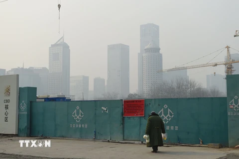 Một công trình xây dựng phải tạm ngừng do báo động về ô nhiễm không khí ở Bắc Kinh. (Nguồn: AFP/TTXVN)