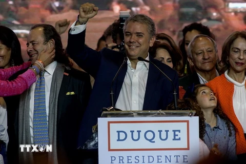 Ông Ivan Duque (giữa) bên những người ủng hộ sau khi kết quả bầu cử Tổng thống vòng hai được công bố tại Bogota, Colombia, (Ảnh: THX/TTXVN) 