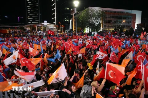 Những người ủng hộ Tổng thống Thổ Nhĩ Kỳ Recep Tayyip Erdogan tập trung mừng chiến thắng bên ngoài trụ sở Đảng AKP ở Ankara ngày 24/6. (Nguồn: THX/TTXVN)