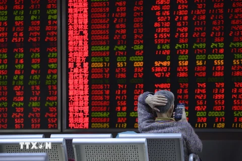 Nhà đầu tư theo dõi tỷ giá chứng khoán tại thủ đô Bắc Kinh, Trung Quốc. Ảnh minh họa. (Nguồn: AFP/TTXVN)