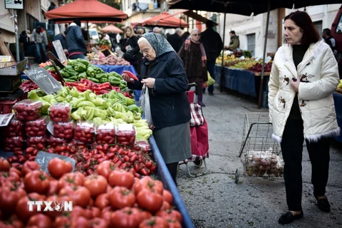Người dân mua sắm tại một chợ rau quả ở Athens, Hy Lạp. (Nguồn: AFP/TTXVN)