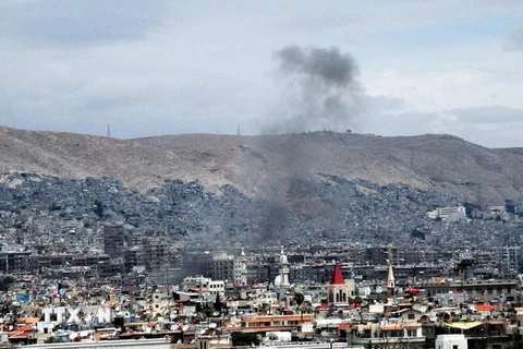 Khói bốc lên tại hiện trường một vụ tấn công bằng tên lửa ở Damascus, Syria. (Nguồn: THX/TTXVN)