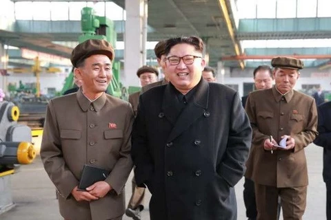Nhà lãnh đạo Triều Tiên Kim Jong-un trong một chuyến thăm tại cơ sở. (Nguồn: Reuters)