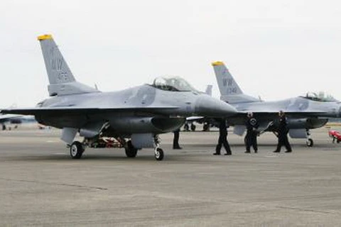 Máy bay chiến đấu F-16 của Mỹ tại căn cứ không quân ở Miyazaki , Nhật Bản chuẩn bị cho cuộc tham gia tập trận chung Mỹ-Nhật Bản. (Nguồn: Kyodo/TTXVN)