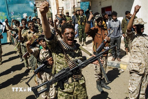Các tay súng trong đó có cả trẻ em do phiến quân Houthi tuyển mộ tại Sanaa, Yemen. (Nguồn: AFP/TTXVN)