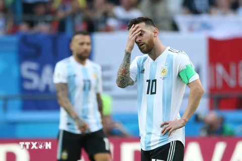 Lionel Messi (phải) của Argentina thất thần trên sân khi đội nhà thất bại trong trận gặp Pháp tại Kazan ngày 30/6. (Nguồn: THX/TTXVN)