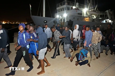 Người di cư tập trung tại một căn cứ hải quân ở Tripoli (Libya) sau khi được giải cứu trên biển Địa Trung Hải ngày 24/6. (Ảnh: AFP/TTXVN)