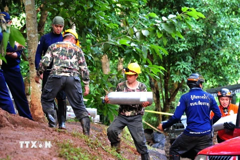 Lực lượng cứu hộ tìm cách giải cứu các thành viên đội bóng mắc kẹt trong hang Tham Luang ở tỉnh Chiang Rai, Thái Lan ngày 2/7. (Ảnh: THX/TTXVN)