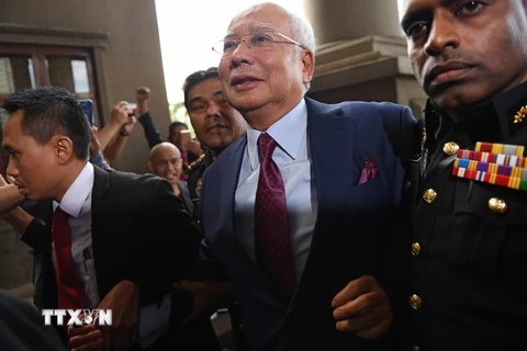 Cựu Thủ tướng Malaysia Najib Razak (giữa) có mặt tại Tòa án Kuala Lumpur ngày 4/7. (Nguồn: AFP/TTXVN)