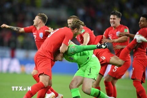  Các cầu thủ đội tuyển Anh ăn mừng chiến thắng. (Ảnh: THX/TTXVN)