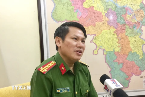 Đại tá Nguyễn Văn Viện, Phó Giám đốc Công an thành phố Hà Nội trả lời phóng viên TTXVN về vụ việc. (Ảnh: Nguyễn Thắng/TTXVN)