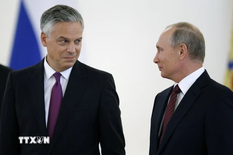 Tổng thống Nga Vladimir Putin (phải) và Đại sứ Mỹ tại Nga Jon Huntsman (trái) tại cuộc gặp ở Moskva ngày 3/10/2017. (Nguồn: AFP/TTXVN)