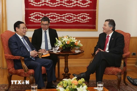 Phó Thủ tướng Chính phủ Vương Đình Huệ làm việc với Bộ trưởng Ngoại giao Chile Roberto Ampuero Espinoza. (Ảnh: Hoài Nam/TTXVN)
