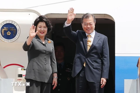 Tổng thống Hàn Quốc Moon Jae-in và phu nhân tại sân bay ở Seoul ngày 8/7 trước khi lên đường tới Ấn Độ. (Ảnh YONHAP)