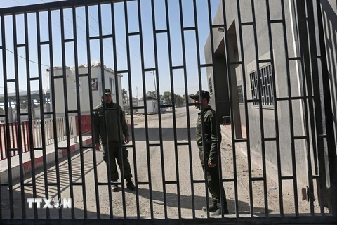 Lực lượng an ninh Palestine gác tại khu vực cửa khẩu Kerem Shalom sau khi cửa khẩu này bị Israel đóng cửa. (Nguồn: AFP/TTXVN)