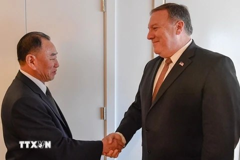 Ngoại trưởng Mỹ Mike Pompeo (phải) và Phó Chủ tịch Ủy ban Trung ương Đảng Lao động Triều Tiên Kim Yong-chol (trái) trong cuộc gặp tại New York , Mỹ ngày 31/5. (Ảnh: YONHAP/TTXVN)