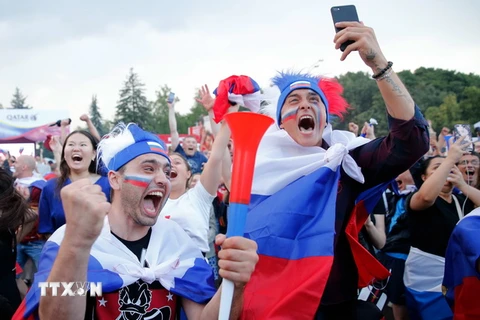 Niềm vui của các cổ động viên Nga sau trận đấu Nga-Tây Ban Nha ở vòng 1/8 World Cup 2018 ngày 1/7. (Ảnh: AFP/TTXVN)
