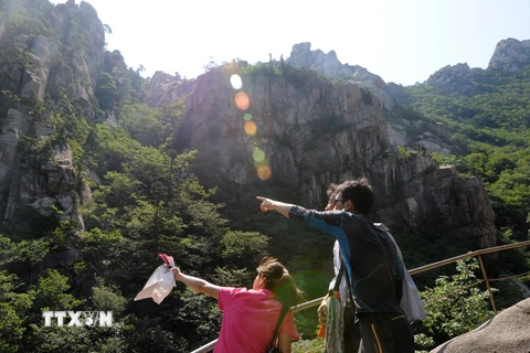 Du khách thăm quan khu nghỉ dưỡng núi Kumgang. (Nguồn: THX/TTXVN)