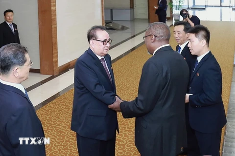Phó Chủ tịch Ủy ban Trung ương đảng Lao động Triều Tiên (WPK) phụ trách các vấn đề quốc tế Ri Su-yong (thứ 2, phải) tại sân bay quốc tế ở Moskva, Nga Tiên ngày 3/7, trước khi tới Cuba. (Ảnh: YONHAP/TTXVN)