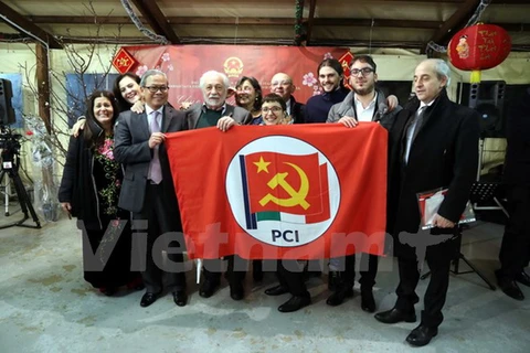 Đại sứ Cao Chính Thiện (người thứ ba bên trái sang) chụp ảnh lưu niệm với những người bạn thuộc Đảng Cộng sản Italy (PCI). (Ảnh minh họa. Quang Thanh/Vietnam+)