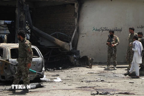 Lực lượng an ninh điều tra tại hiện trường một vụ tấn công ở Jalalabad, Afghanistan ngày 10/7. (Ảnh: THX/TTXVN)