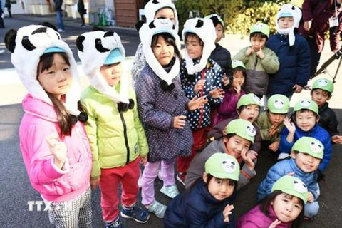 Các em nhỏ tham quan vườn thú Ueno tại thủ đô Tokyo, Nhật Bản. (Nguồn: Kyodo/TTXVN)
