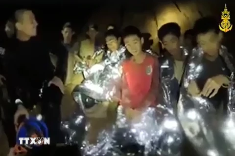 Các thành viên đội bóng thiếu niên sau khi được tìm thấy an toàn trong hang Tham Luang ngày 3/7. (Ảnh: AFP/TTXVN)