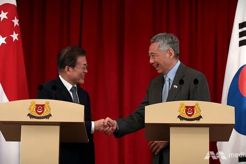Tổng thống Moon Jae-in (trái) và Thủ tướng Singapore Lý Hiển Long. (Nguồn: channelnewsasia.com)