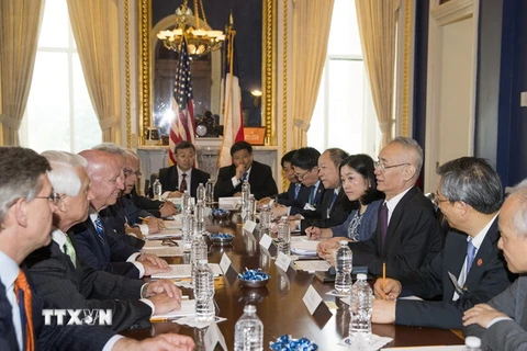 Chủ tịch Ủy ban Thuế vụ và An sinh Xã hội Hạ viện Mỹ Kevin Brady (thứ 3, trái) và Phó Thủ tướng Trung Quốc Lưu Hạc (thứ 3, phải) tại cuộc họp ở Washington, DC ngày 16/5. (Nguồn: THX/TTXVN)