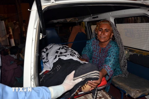 Chuyển thi thể nạn nhân tại hiện trường vụ tấn công ở Mastung, Quetta, Tây Nam Pakistan ngày 13/7. (Nguồn: EFE-EPA/TTXVN)