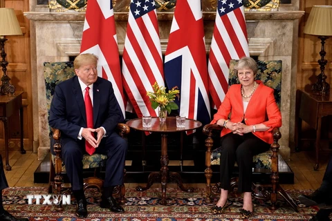  Thủ tướng Anh Theresa May (phải) trong cuộc hội đàm với Tổng thống Mỹ Donald Trump ở Ellesborough, phía tây bắc London ngày 13/7. (Nguồn: AFP/TTXVN)