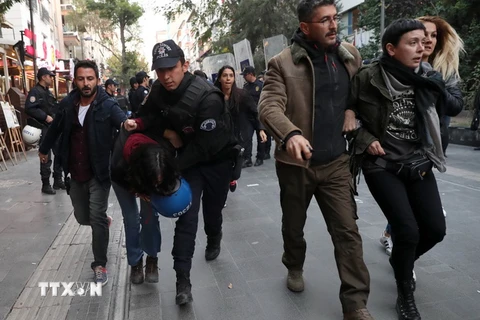 Cảnh sát Thổ Nhĩ Kỳ bắt giữ các đối tượng tình nghi có liên hệ với lực lương ủng hộ giáo sỹ Guleni tại Ankara. (Ảnh AFP/TTXVN)