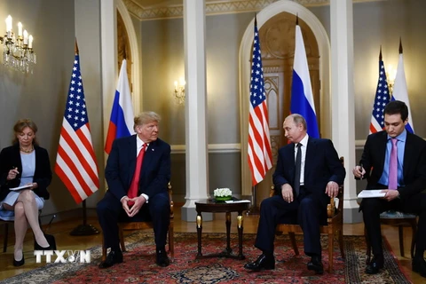 Tổng thống Nga Vladimir Putin (thứ 2, phải) và Tổng thống Mỹ Donald Trump (thứ 2, trái) tại cuộc gặp thượng đỉnh ở Helsinki, Phần Lan ngày 16/7. (Ảnh: AFP/TTXVN)