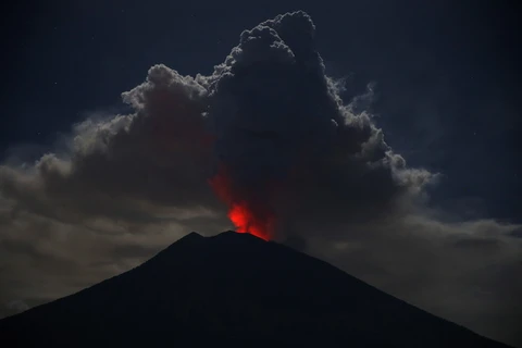 Núi lửa Agung trên đảo Bali phun tro bụi ngày 29/6. (Ảnh: EPA/TTXVN)
