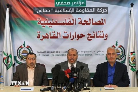 Thủ lĩnh của phong trào Hồi giáo Hamas ở Palestine Khalil al-Hayya (giữa) và người phát ngôn của phong trào này Fawzi Barhoum (phải) tại cuộc họp báo ở Dải Gaza ngày 27/7/2017. (Ảnh: AFP/TTXVN)
